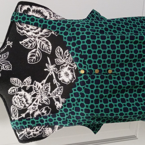 💚Banana Republic💚 - Green/Navy Geometric Pattern Sleeveless Top - Picture 5 of 9